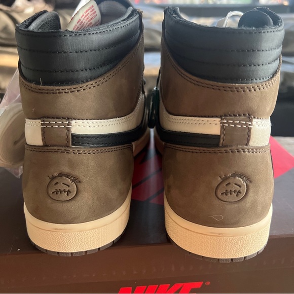 The Air Jordan 1 Mocha High Fragment Design x Travis Scott - Picture 6 of 15